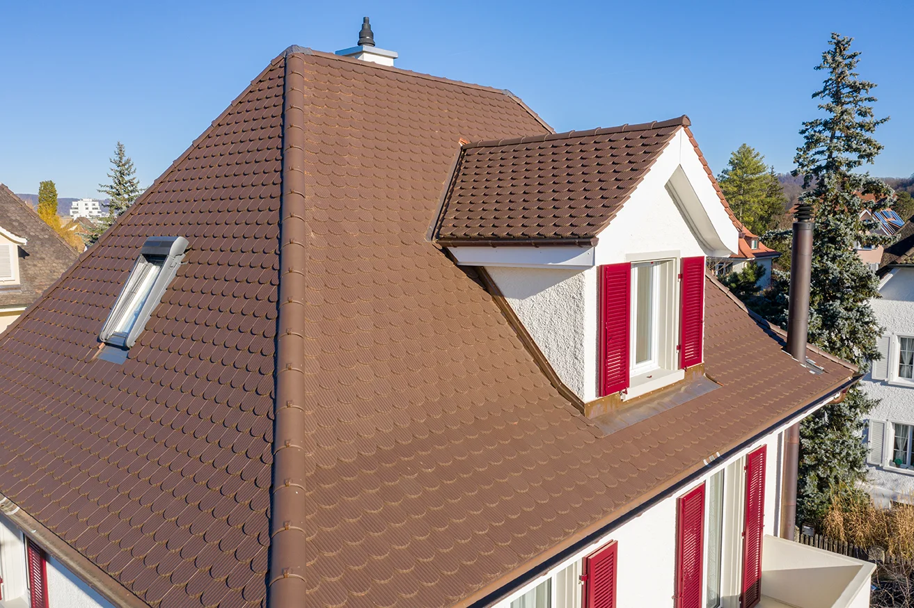 Axova Mitarbeiter bei der Dachsanierung