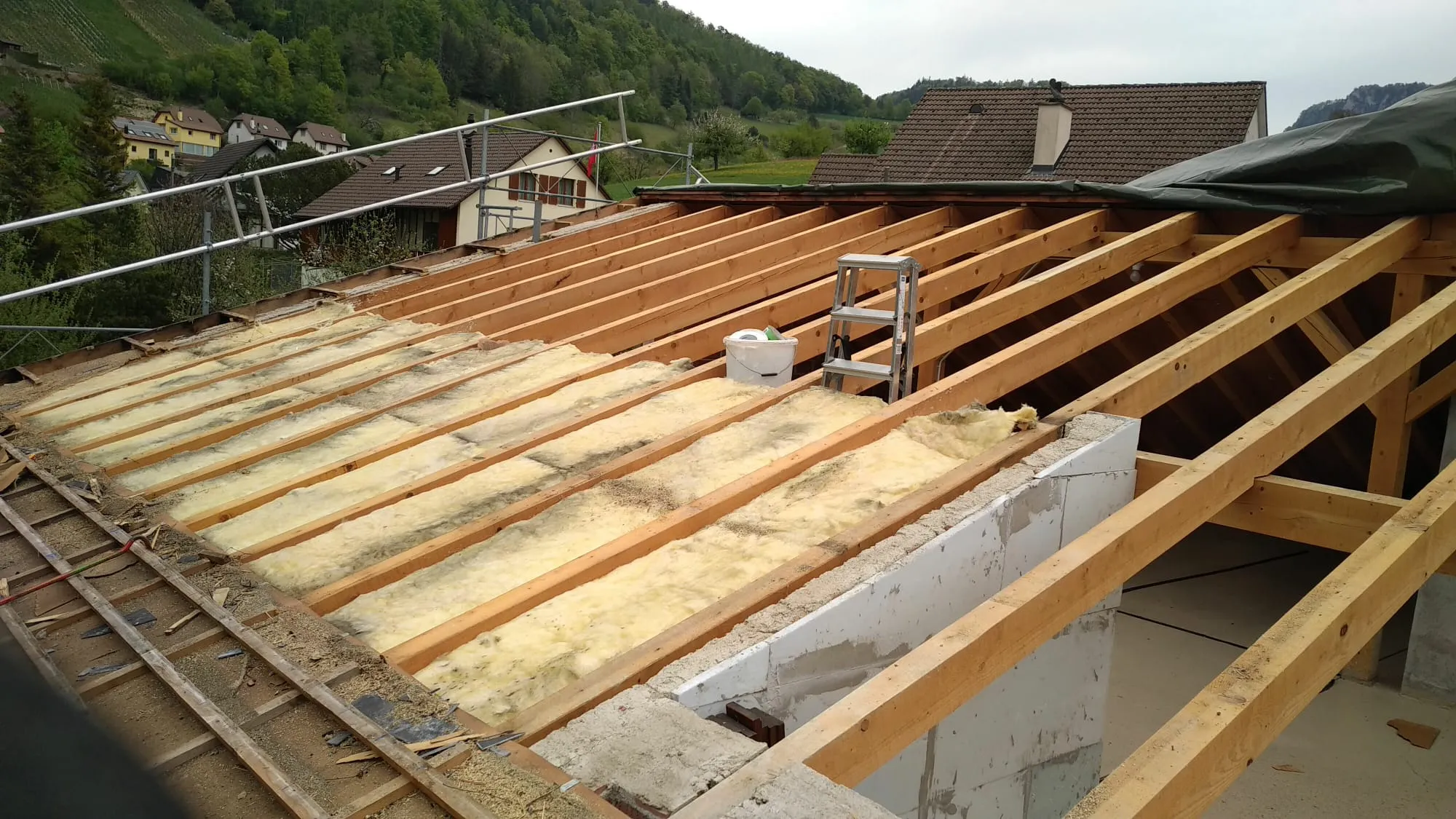 Axova Mitarbeiter bei der Dachsanierung